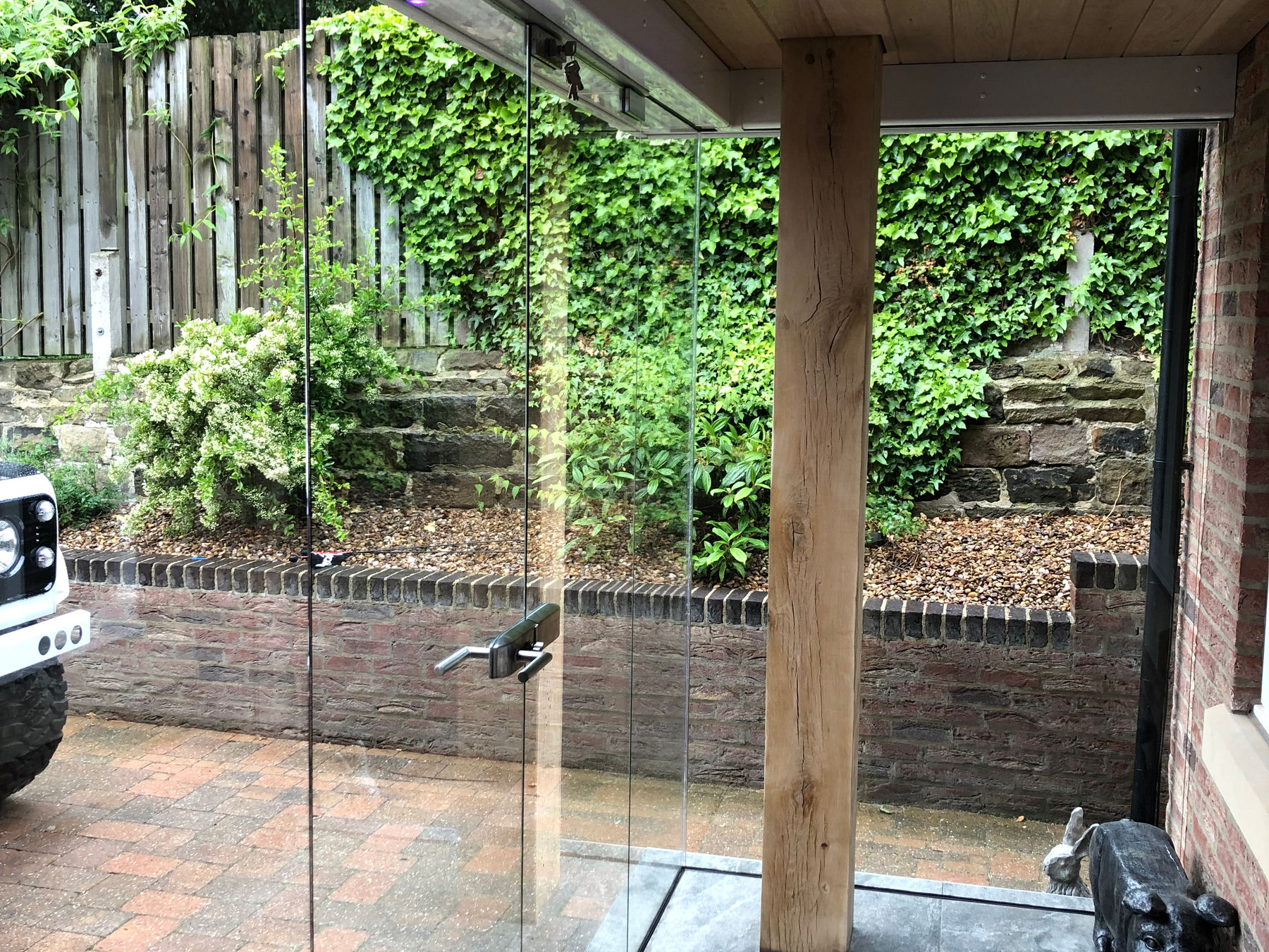 Frameless glass doors to garden